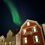 With 3 Bedrooms And Kitchen - Dorado Tromsø