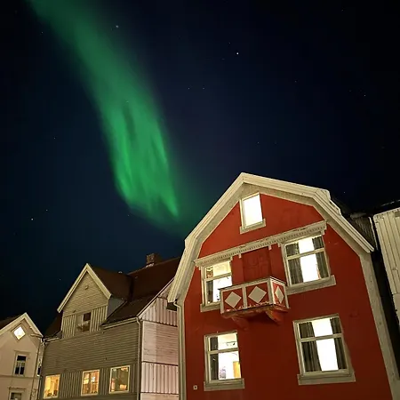 With 3 Bedrooms And Kitchen - Dorado Tromsø