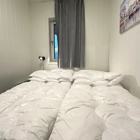 With 3 Bedrooms And Kitchen - Dorado Tromso