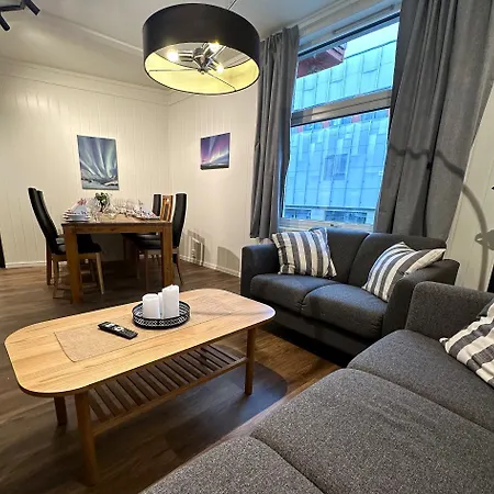 With 3 Bedrooms And Kitchen - Dorado Tromso