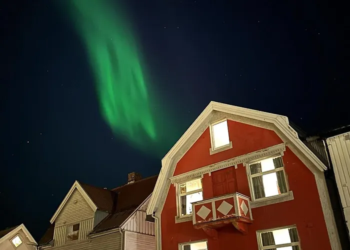 With 3 Bedrooms And Kitchen - Dorado Tromsø